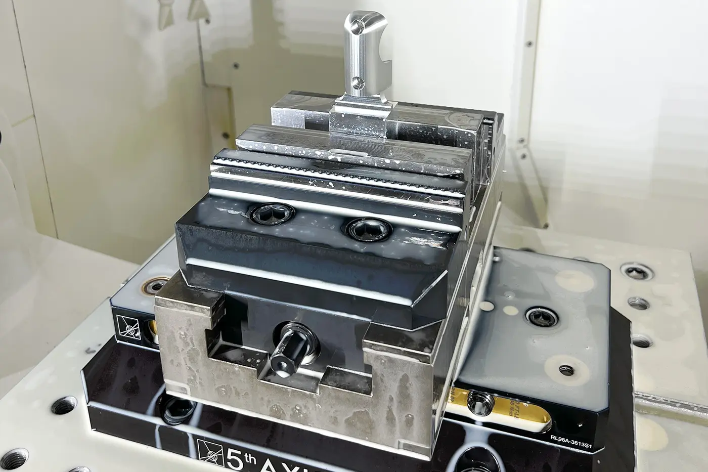 複合材料（CFRP）の加工で活躍する特殊刃型とコーティング